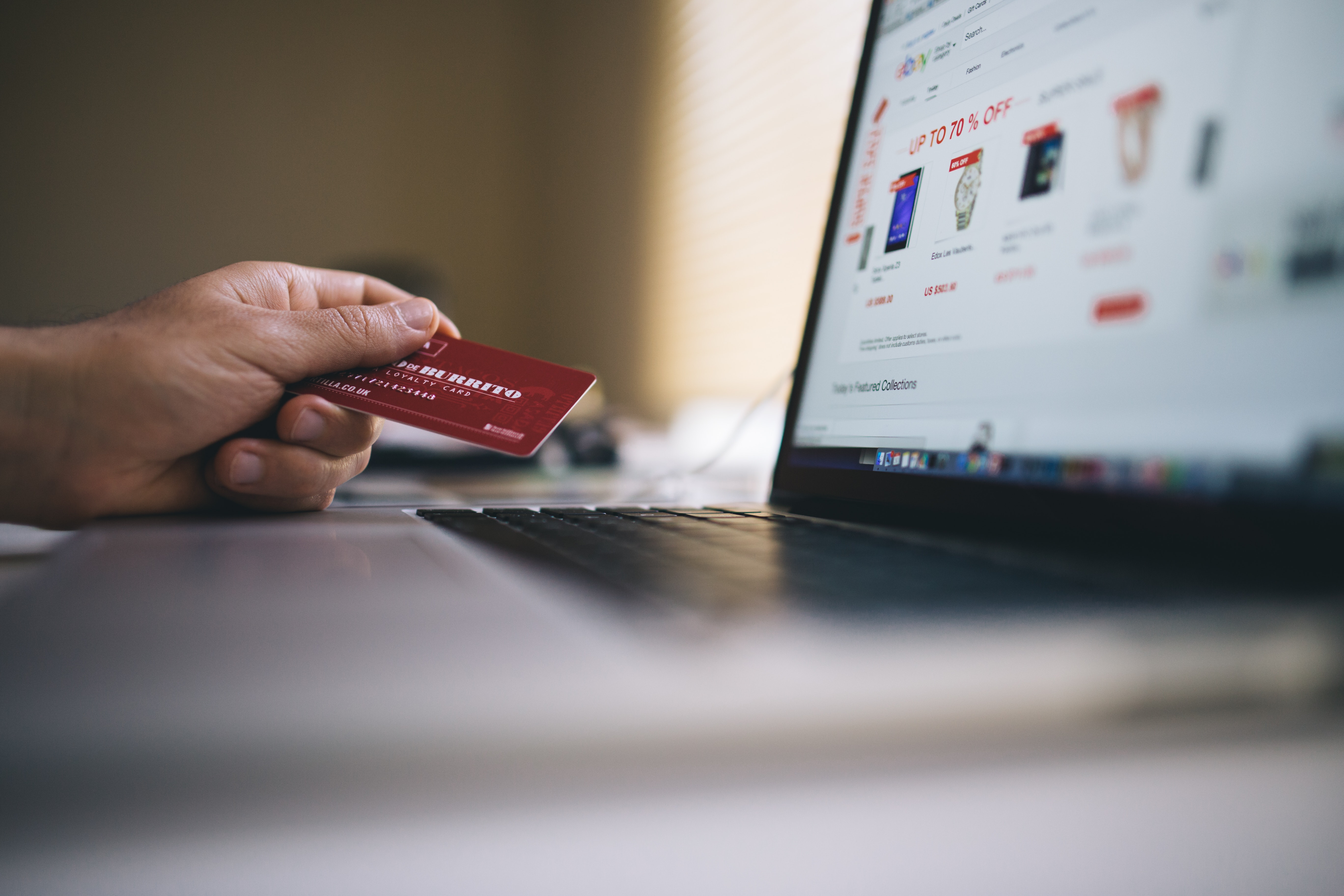 Homem fazendo compras online